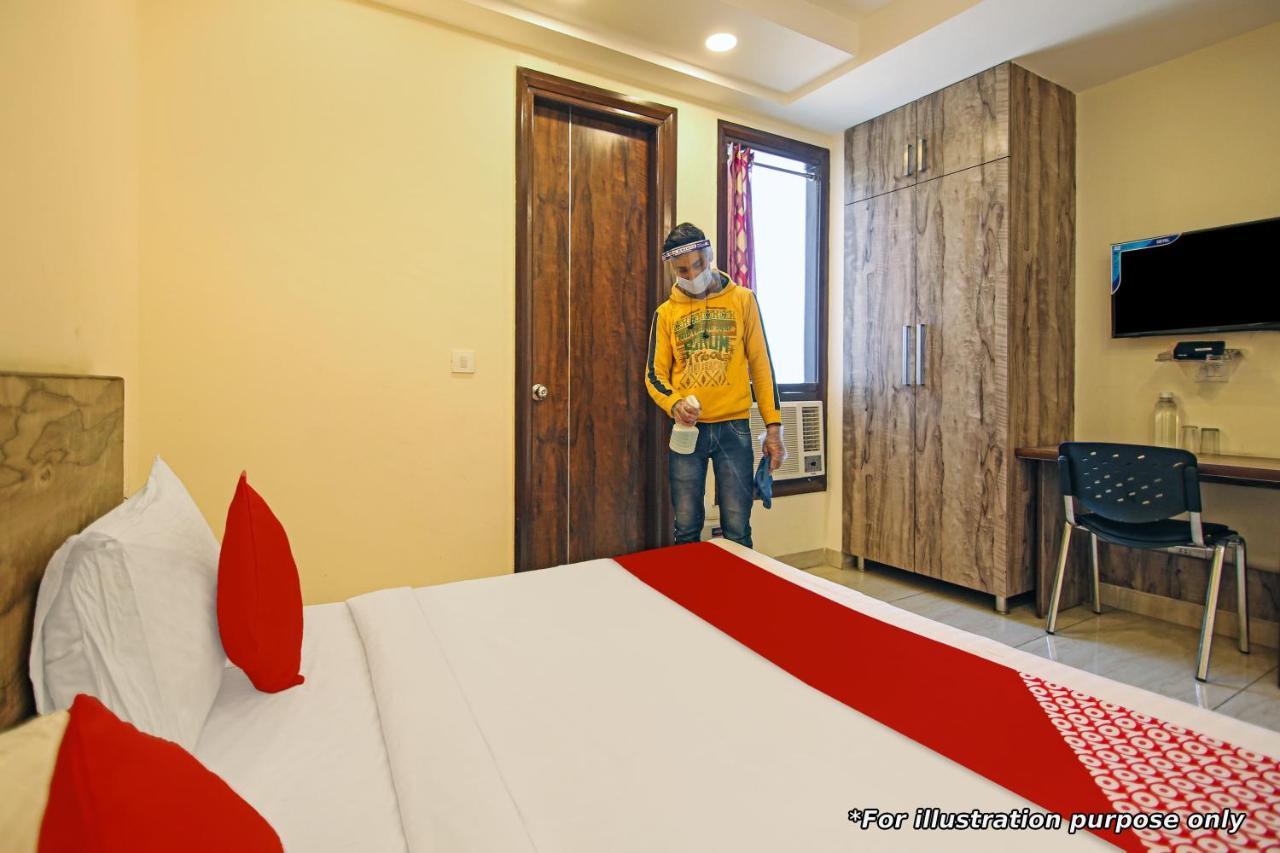 Super Hotel O Hotel Gold Star New Delhi Bagian luar foto