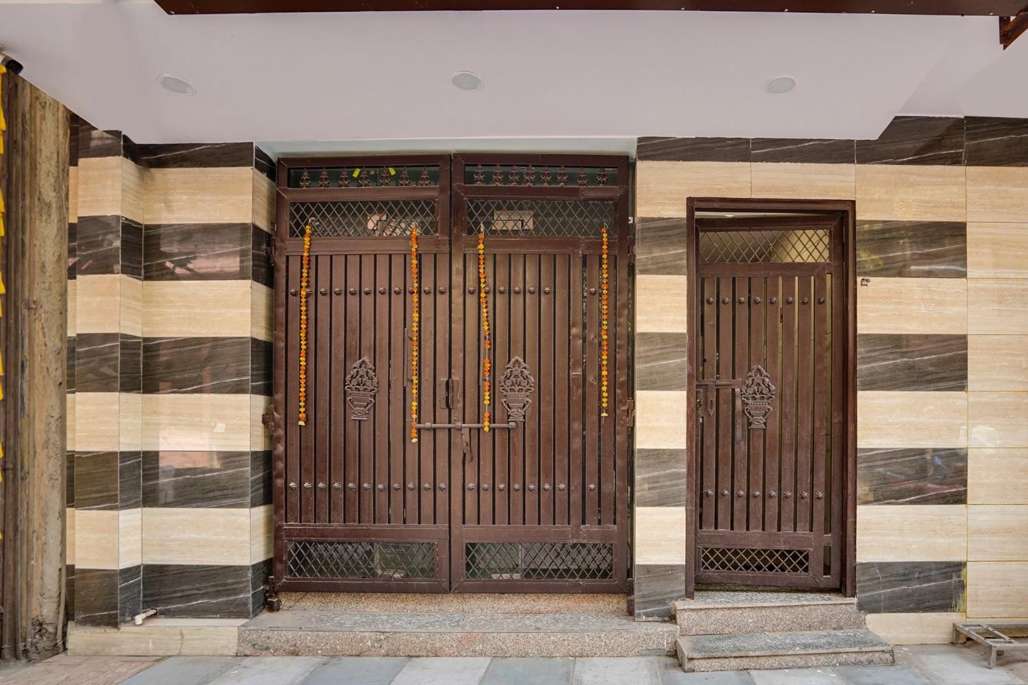 Super Hotel O Hotel Gold Star New Delhi Bagian luar foto