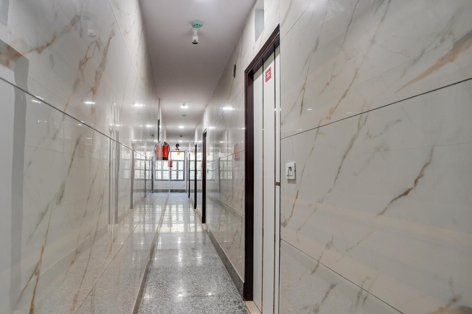 Super Hotel O Hotel Gold Star New Delhi Bagian luar foto