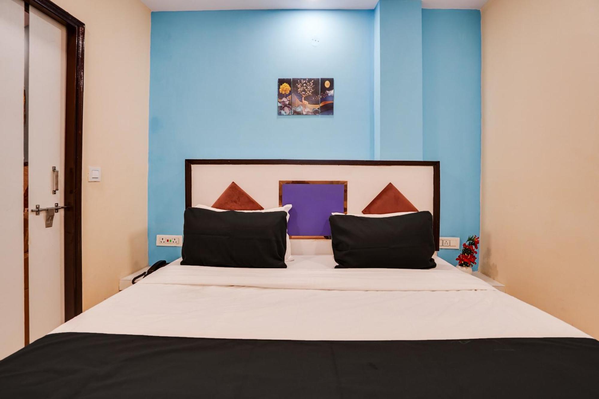 Super Hotel O Hotel Gold Star New Delhi Bagian luar foto