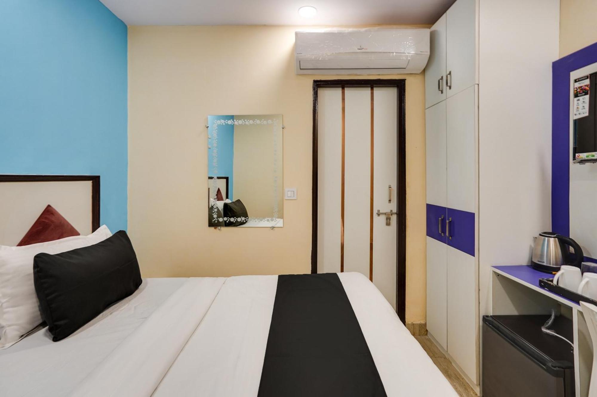 Super Hotel O Hotel Gold Star New Delhi Bagian luar foto