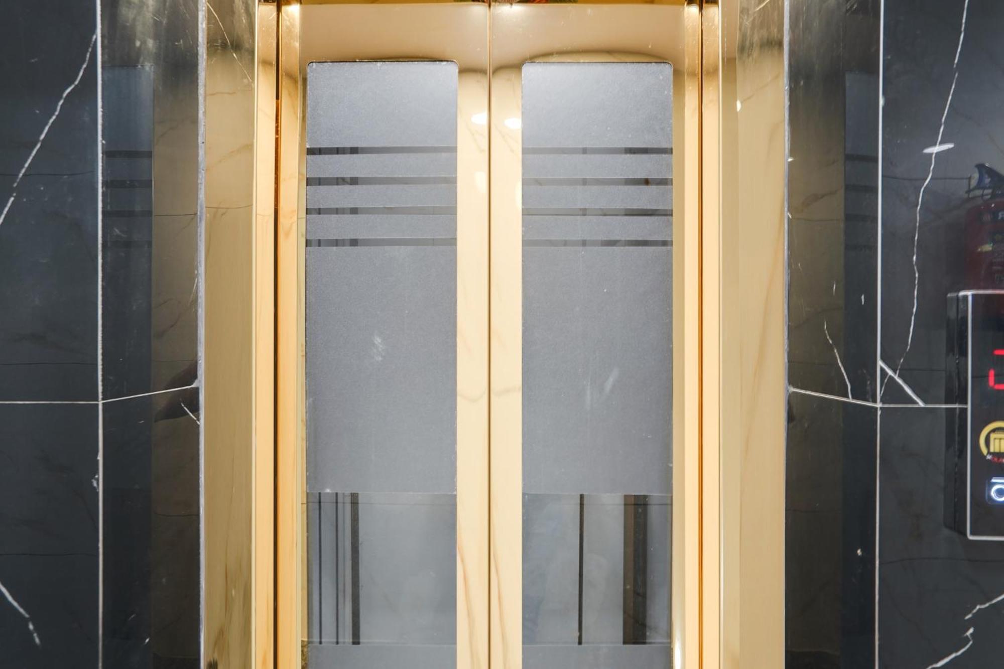Super Hotel O Hotel Gold Star New Delhi Bagian luar foto